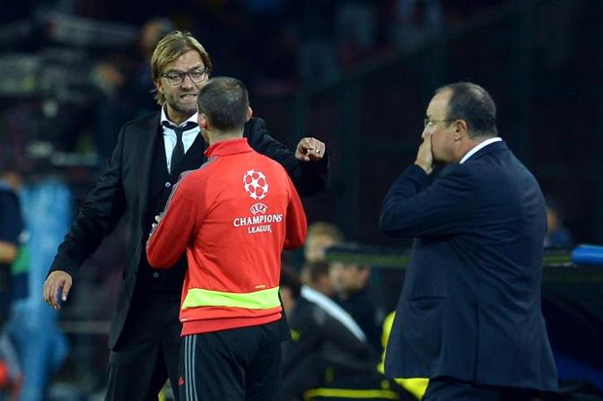 Il tecnico del Borussia Dortmund protesta con il quarto uomo dopo il gol di Higuain. 